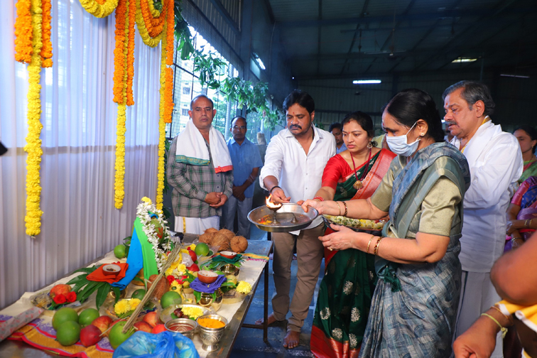 AP-శ్రీ గురు రాఘవేంద్ర బ్యాంక్ కోచింగ్ సెంటర్ లో ఘనంగా లక్ష్మీ గణపతి సరస్వతి హోమం