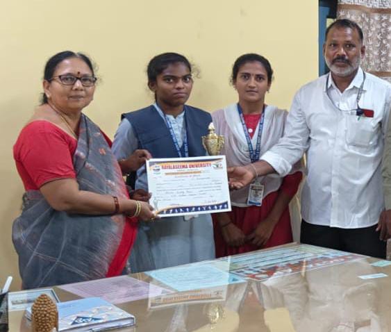AP-రాష్ట్రస్థాయి మారథాన్ పోటీలకు ప్రభుత్వ డిగ్రీ కళాశాల విద్యార్థిని ఎంపిక